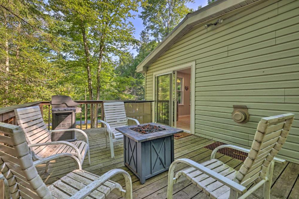22 Mi to Ski Big Bear! Lake Wallenpaupack Getaway